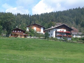 Bauernhof inmitten grüner Wiesen