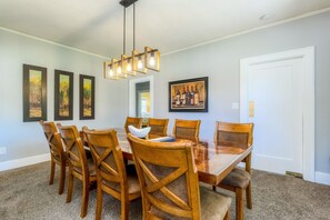 Dining room seats10 comfortable