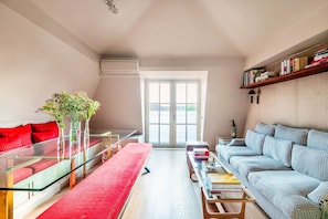 Living room towards balcony with nice view over Chelsea - full West