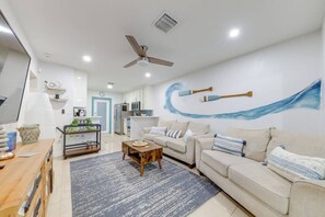 Living Room, TV, Bar Station