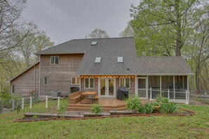 Another hang out space located on the back deck with a grill and dining table (and magical string lights!).