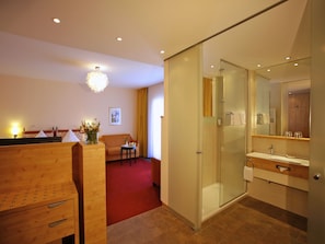 Doppelzimmer Ost mit DU/WC und Balkon-Doppelzimmer 40qm