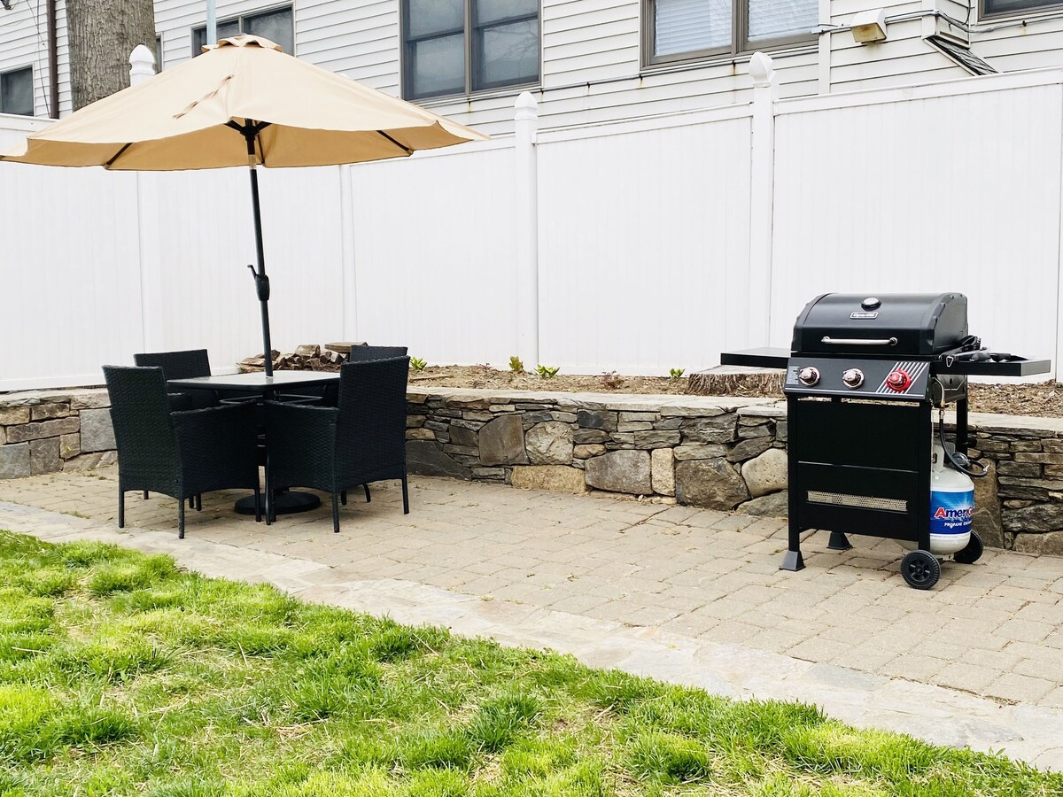 Lovely 2 bdrm apt w/ parking and outdoor sitting