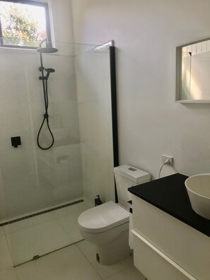 Main Bathroom 