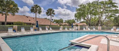 Palm Beach Gardens Vacation Rental | 2BR | 2BA | Stairs Required | 1,030 Sq Ft