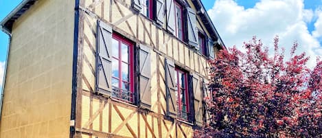 Entire house (an original colombage oak-built house) and riverside terrace