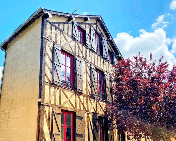 Entire house (an original colombage oak-built house) and riverside terrace