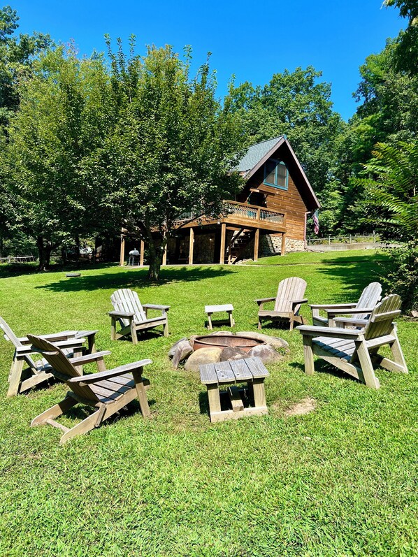3 BR| 2BA| Fire Pit| Dog Friendly| Screened-In Porch| Charcoal Grill