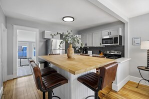 Kitchen Island | Bar Seating for 6