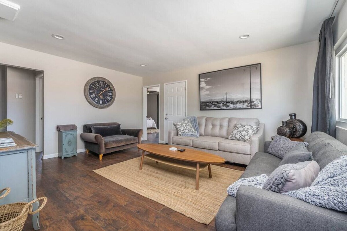 Hot Tub+Large Yard+Games+Comfy+ JTNP entrance