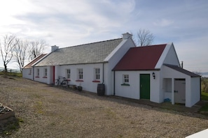 Main Cottage & attached Single End Apartment