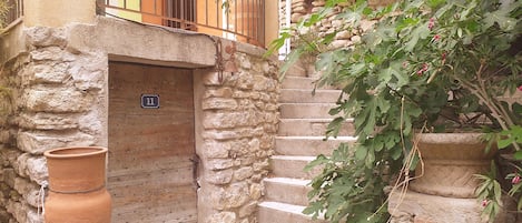 accès maison par ruelle,terrasse fermée, plein sud