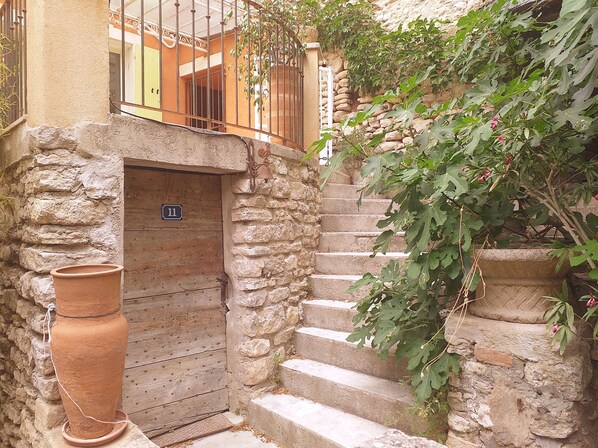 accès maison par ruelle,terrasse fermée, plein sud