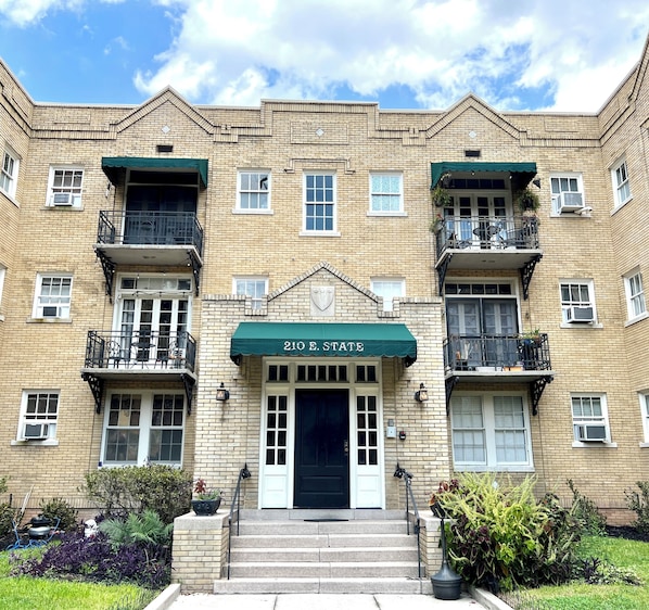 Building Entrance that Overlooks Oglethorpe Square