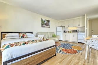 Central Waikiki 16th Floor Corner studio w/ Kitchen, free parking & pool