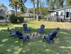 Sunrise Boat House: kayaks, floating oasis, private boat launch & dock, fire pit