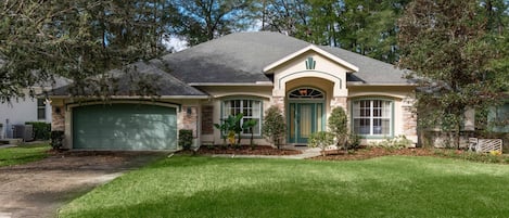 Peaceful 4BR pet-friendly pool house!