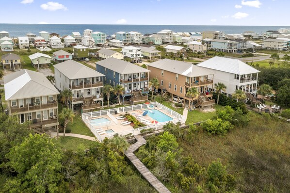 Lagoona Mattata: brown house with sweeping lagoon views, 8-min walk to beach!