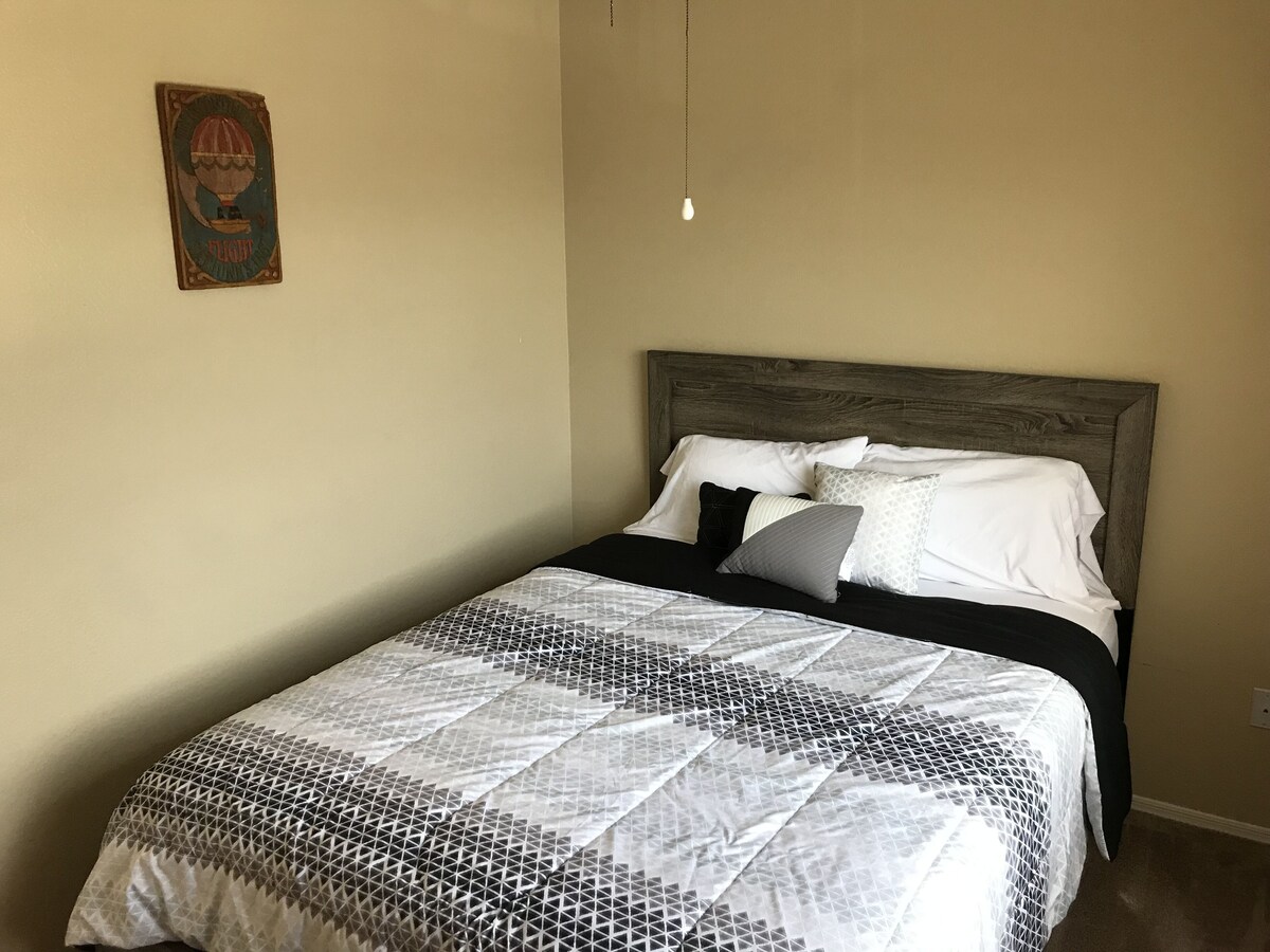 Beautiful 2 Bedroom Condo with Upstairs
