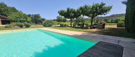 Piscine avec vue sur la propriété