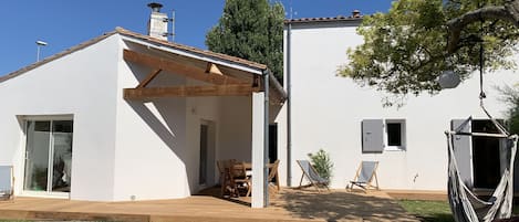 Extérieur avec grande terrasse bois