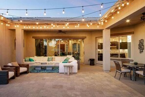 Sitting area with a pocket wall brings the indoor, out!