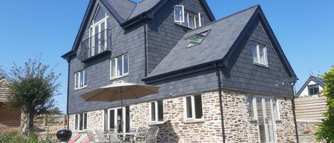 Glebe Cottage is set over 3 floors, with 4 spacious ensuite bedrooms