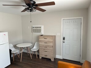 Kitchenette (2)