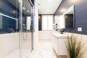 The Blue Bathroom (on the corridor) / La Salle de Bain Bleue (sur le couloir)