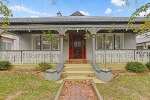 Heritage, Historical Home near Golfing, National Parks, Caves, Lake Canobolas and world class vineyards.