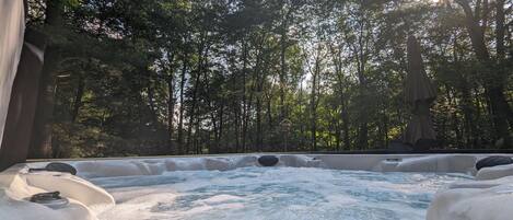 Brand new hot tub with lots of nature around.  Great view of the night time sky!