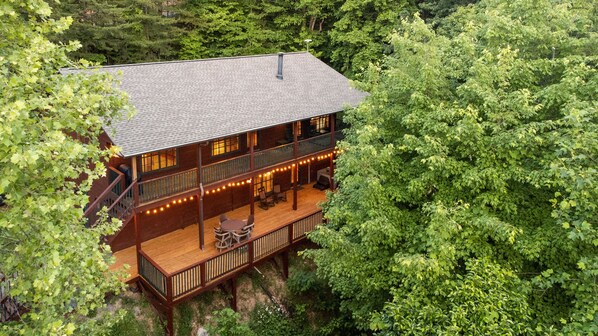 Secluded cabin with a view. Large deck space for enjoyment!