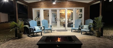 Waterfront Backporch, Fire Pit, Gas Grill, Ampel Lighting, and Large Fan