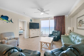 Lovely 3BA/3BA condo