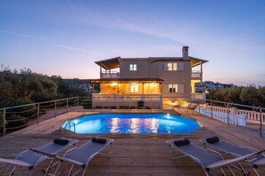 beautiful oval pool (7,6X4,5X1,25m)with garden, patio, and BBQ area 