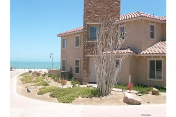 Scenic town home near the beach and swimming pool with 4 BR, 3.5 BA