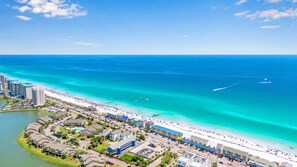 Beautiful Emerald Coast that is walking distance away