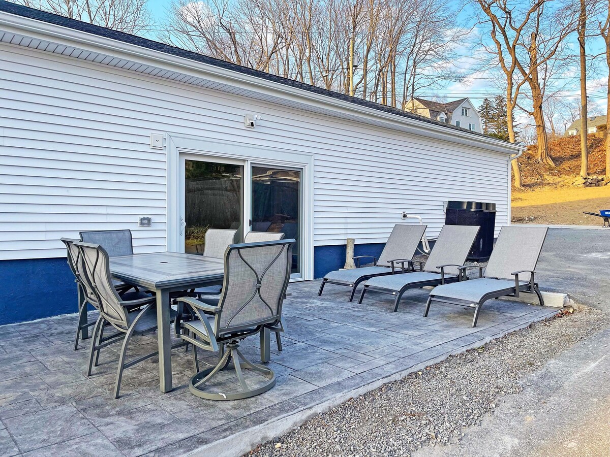 Gorgeous Mystic Vacation Home with Indoor Pool. 4 min walk to drawbridge