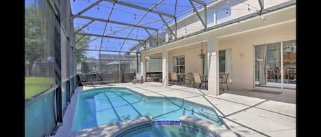 Beautiful pool home just few minutes away from Disney 