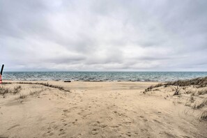 Walk to Lake Michigan Beach | 2 Internal Motion Detectors