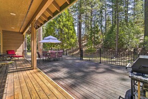 Deck | Gas Grill | Outdoor Dining Area