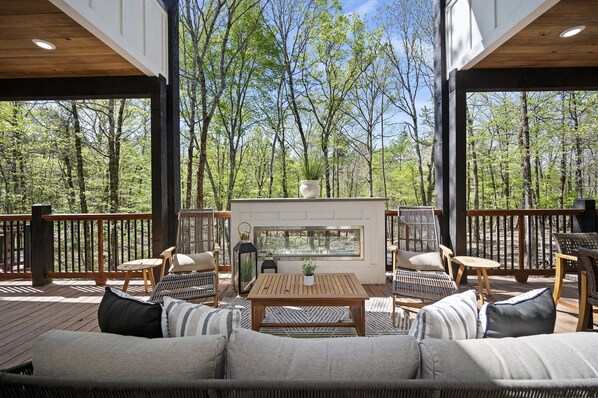 Outdoor Lounge: Enjoy nature views by the fireplace, perfect for relaxing evenings with friends!