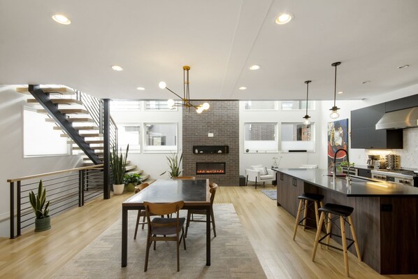Living room/ Kitchen 