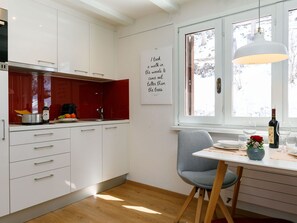 Meubles, Cabinetry, Comptoir, Bois, Cuisine, Bâtiment, Design Intérieur, Fenêtre, Table
