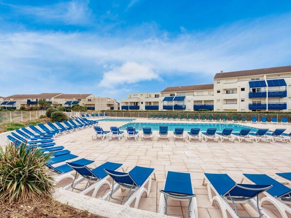 Cloud, Sky, Water, Plant, Property, Blue, Building, Swimming Pool, Chair, Azure