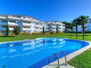 L'Eau, Plante, Bâtiment, Ciel, Propriété, Piscine, Bleu Azur, Arbre, Fenêtre, Architecture