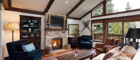 Living Area with Golf Course & Mountain views