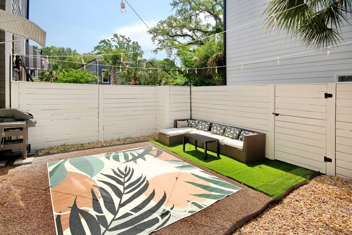 2 bedroom 2 bath Modern Luxury Townhome near Marshwalk
