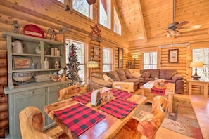 Dining Area | Living Room | Free WiFi
