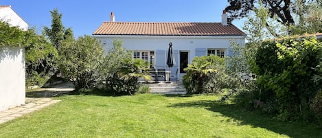 Vue du jardin plein sud clôturé et sans vis à vis sur la maison 